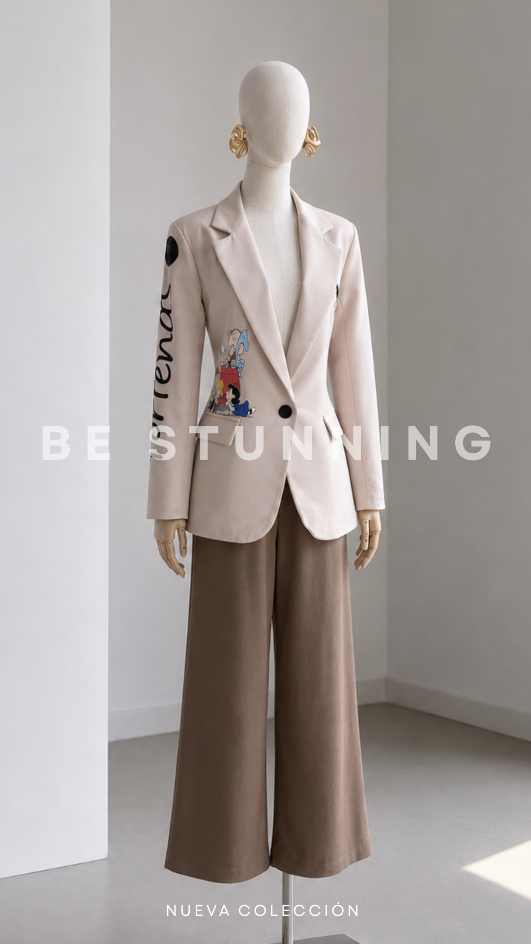 Blazer beige con aplicaciones