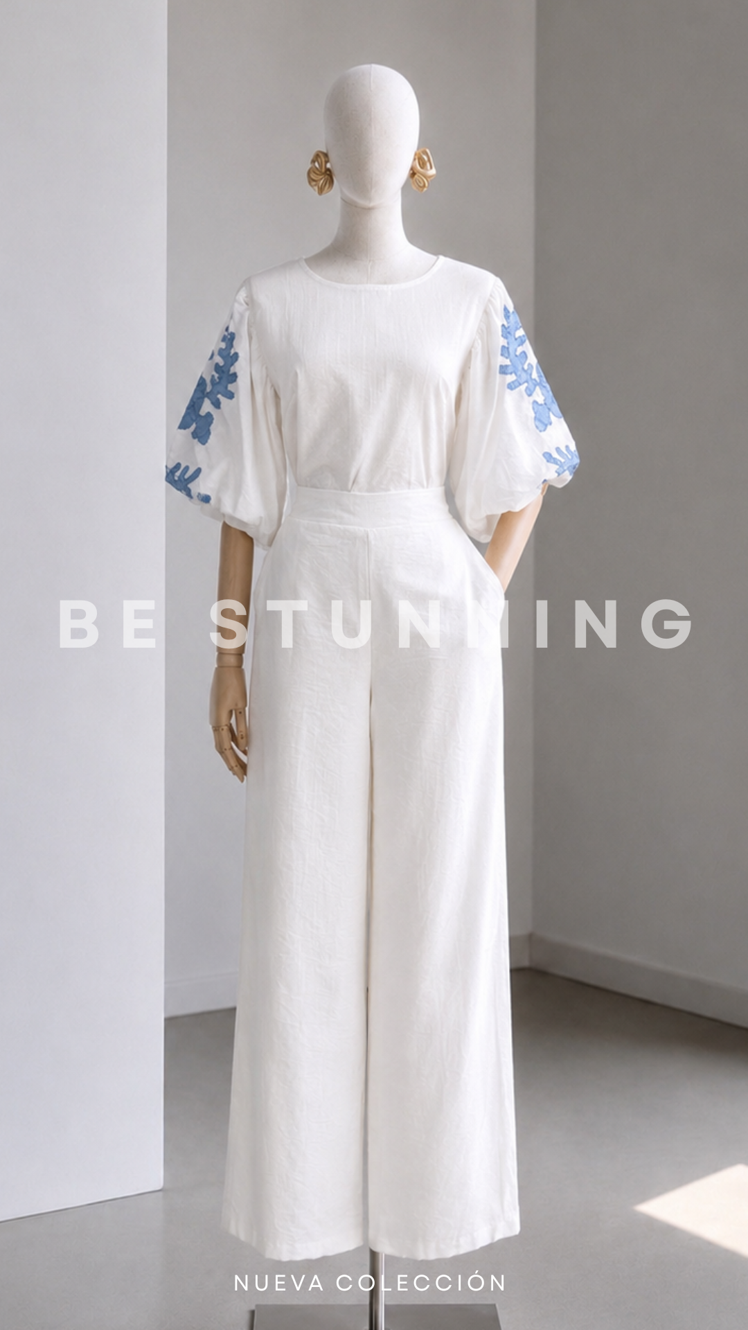 Conjunto blanco con bordados azules