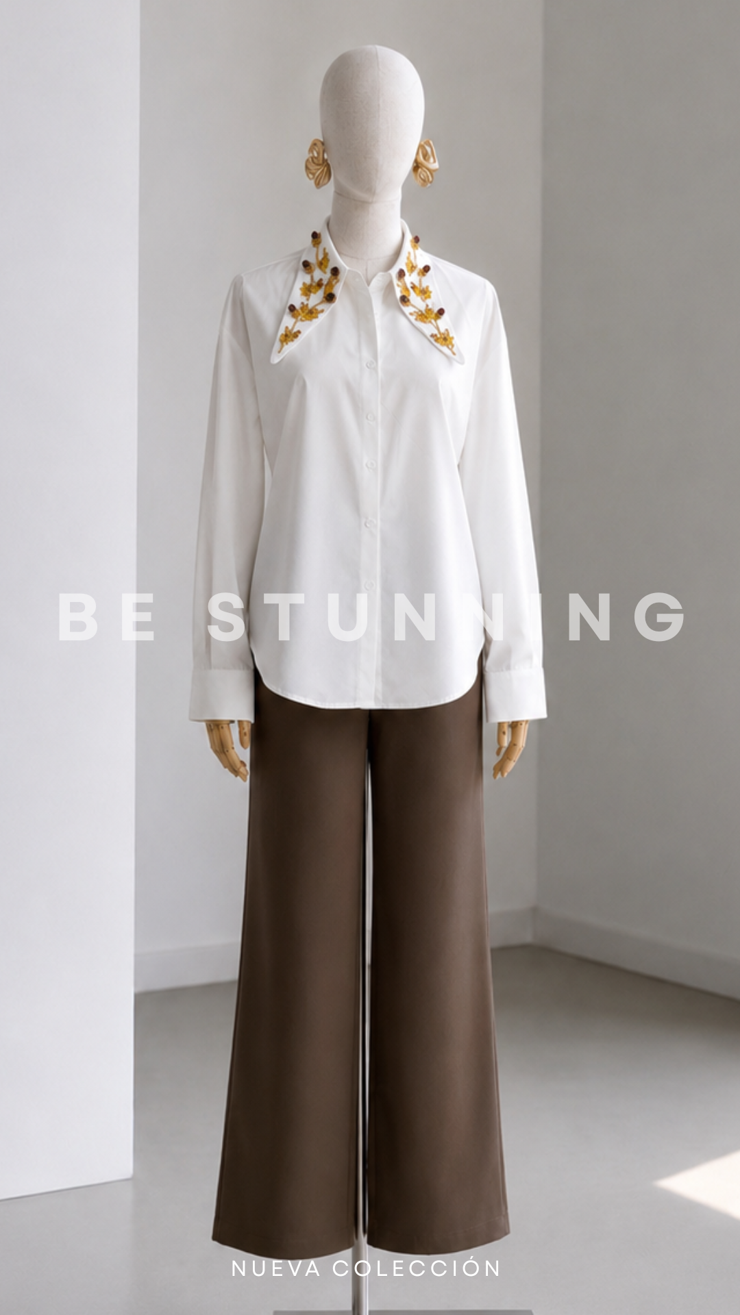 Camisa blanca con cuello bordado